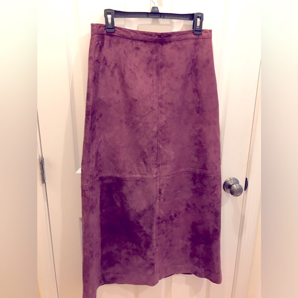 Elegant unworn high quality suede Midi Skirt - Eggplant 
Size 12 Brandon Thomas